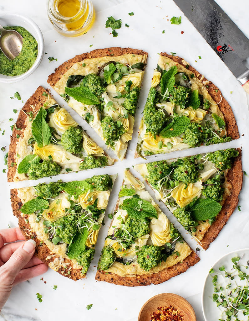 <p>On fond pour cette pizza aux légumes verts et sa crème maison aux artichauts, haricots blancs et ail.</p><p>Découvrir la recette <a href="https://www.loveandlemons.com/flatbread-pizza-recipe/" rel="nofollow noopener" target="_blank" data-ylk="slk:ici;elm:context_link;itc:0;sec:content-canvas" class="link ">ici</a></p><br><br><a href="https://www.elle.fr/Elle-a-Table/Les-dossiers-de-la-redaction/Dossier-de-la-redac/Recettes-pizza-de-printemps#xtor=AL-541" rel="nofollow noopener" target="_blank" data-ylk="slk:Voir la suite des photos sur ELLE.fr;elm:context_link;itc:0;sec:content-canvas" class="link ">Voir la suite des photos sur ELLE.fr</a><br><h3> A lire aussi </h3><ul><li><a href="https://www.elle.fr/Elle-a-Table/Les-dossiers-de-la-redaction/Dossier-de-la-redac/Tartes-aux-legumes-de-printemps#xtor=AL-541" rel="nofollow noopener" target="_blank" data-ylk="slk:15 tartes aux légumes de printemps craquantes;elm:context_link;itc:0;sec:content-canvas" class="link ">15 tartes aux légumes de printemps craquantes</a></li><li><a href="https://www.elle.fr/Elle-a-Table/Les-dossiers-de-la-redaction/Dossier-de-la-redac/Recettes-focaccia-maison#xtor=AL-541" rel="nofollow noopener" target="_blank" data-ylk="slk:Comment faire une focaccia maison comme en Italie ?;elm:context_link;itc:0;sec:content-canvas" class="link ">Comment faire une focaccia maison comme en Italie ?</a></li><li><a href="https://www.elle.fr/Elle-a-Table/Les-dossiers-de-la-redaction/Dossier-de-la-redac/Pates-printanieres#xtor=AL-541" rel="nofollow noopener" target="_blank" data-ylk="slk:20 recettes de pâtes pour fêter le printemps;elm:context_link;itc:0;sec:content-canvas" class="link ">20 recettes de pâtes pour fêter le printemps</a></li><li><a href="https://www.elle.fr/Elle-a-Table/Les-dossiers-de-la-redaction/News-de-la-redaction/Comment-reproduire-la-delicieuse-pate-a-pizza-napolitaine-de-Big-Mamma-4011833#xtor=AL-541" rel="nofollow noopener" target="_blank" data-ylk="slk:Comment reproduire la délicieuse pâte à pizza napolitaine de Big Mamma ?;elm:context_link;itc:0;sec:content-canvas" class="link ">Comment reproduire la délicieuse pâte à pizza napolitaine de Big Mamma ? </a></li><li><a href="https://www.elle.fr/Astro/Horoscope/Quotidien#xtor=AL-541" rel="nofollow noopener" target="_blank" data-ylk="slk:Consultez votre horoscope sur ELLE;elm:context_link;itc:0;sec:content-canvas" class="link ">Consultez votre horoscope sur ELLE</a></li></ul>