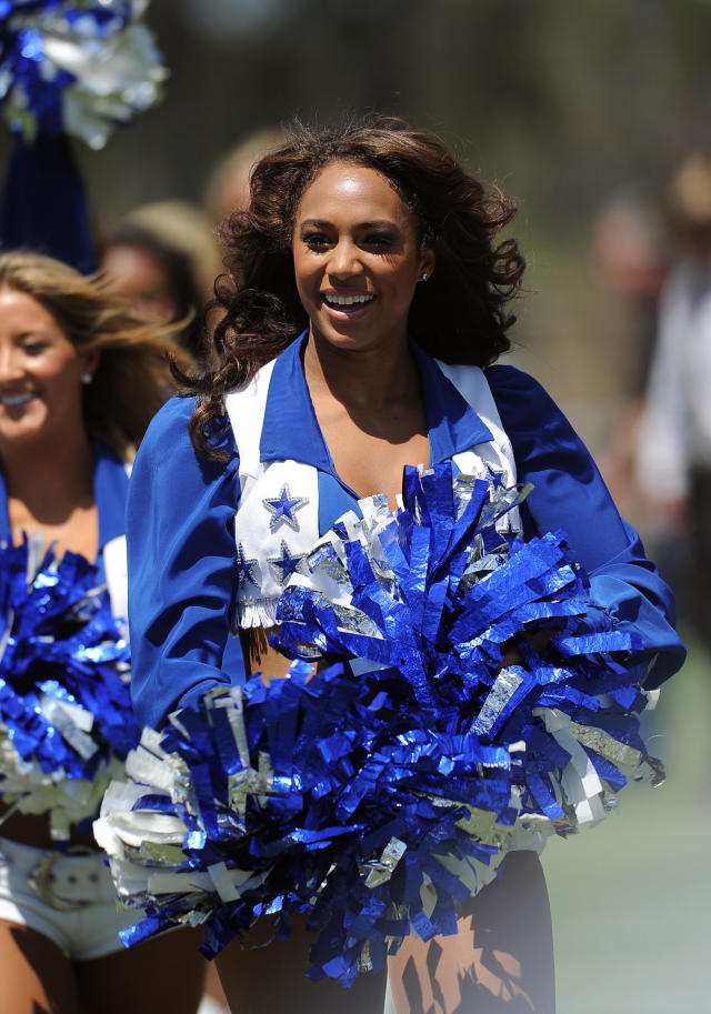 dallas cowboys cheerleaders poms