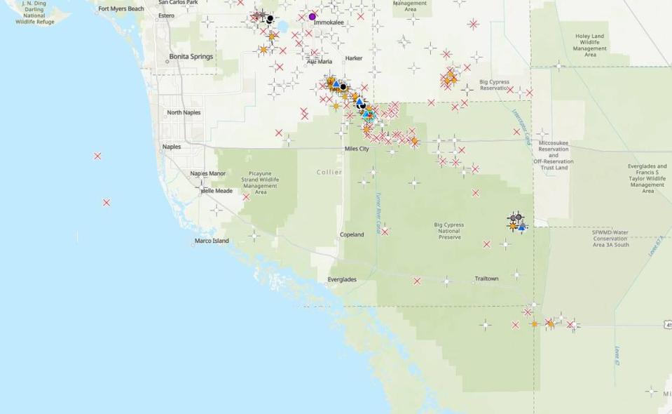 Este mapa de pozos de petróleo y gas en la Florida muestra la agrupación de pozos exploratorios, pozos activos y pozos abandonados o sellados dentro de Big Cypress National Preserve. Los principales lugares de perforación petrolífera son Raccoon Point al este y Bear Island al norte.