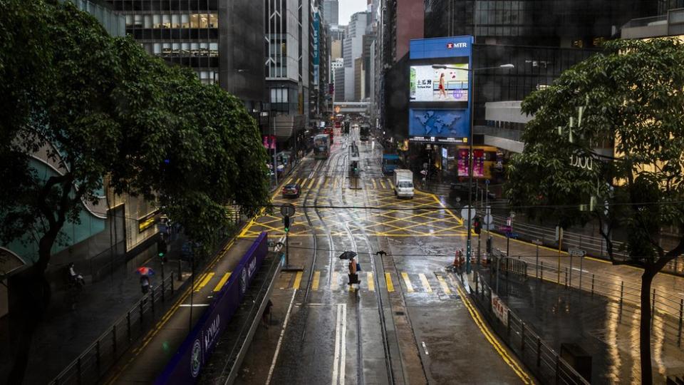 颱風查帕卡帶來暴雨下香港中環德輔道中街頭冷清（20/7/2021）