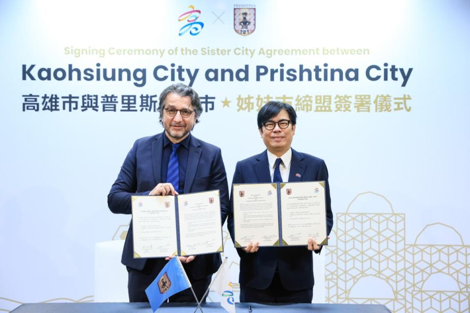 ▲高雄市長陳其邁（右）與普里斯提納拉瑪市長（左）合作備忘錄簽署。