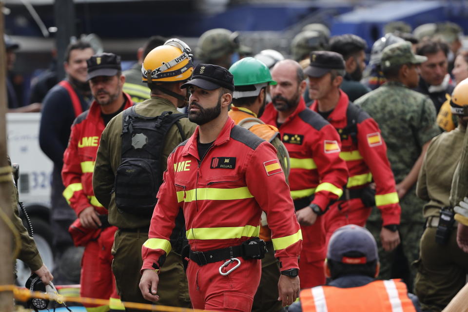 <p>MEX15. CIUDAD DE MÉXICO (MÉXICO), 25/09/2017. Brigadas de rescate de España continúan con las labores de búsqueda bajo los escombros hoy, lunes 25 de septiembre de 2017, en el edificio colapsado de la avenida Álvaro Obregón de Ciudad de México (México). EFE/José Méndez </p>