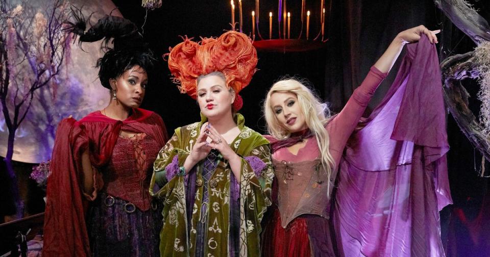 Kelly Clarkson Sings Hocus Pocus' 'I Put a Spell on You' as Winifred Sanderson on Her Talk Show
