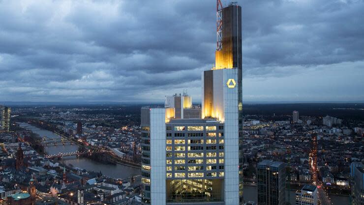 Der Vorstand des Geldhauses denkt Finanzkreisen zufolge darüber nach, jede vierte Stelle zu streichen. Auch 400 von 1000 Filialen könnten dichtgemacht werden. Foto: dpa