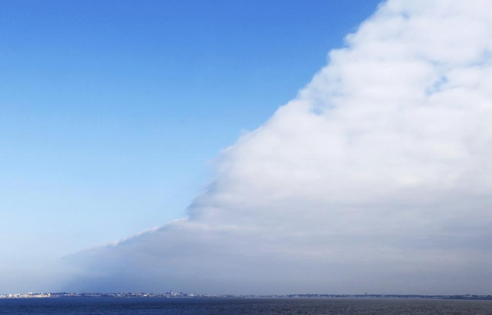 Imagen de las nubes desde un frente situado encima del mar en la costa del Atlántico, en Royan, al suroeste de Francia.