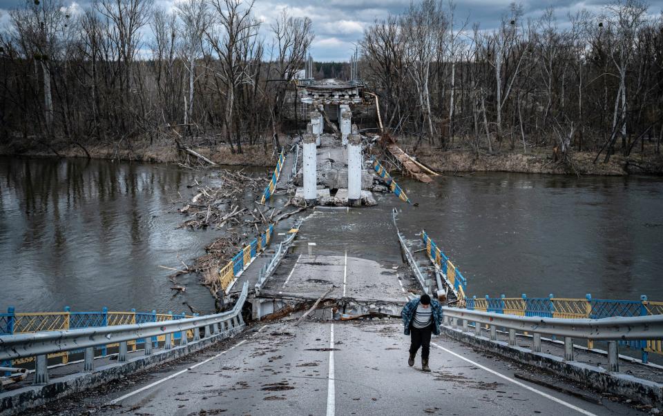 The Svyatogirsk bridge in the village of Bohorodychne in Donetsk, which was captured by Russia in August but retaken by Ukraine a month later - Anadolu Agency