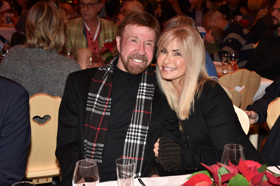 El actor Chuck Norris y su esposa Gena O'Kelley durante la apertura del mercado navideño Gut Aiderbichl el 12 de noviembre de 2019 en Henndorf am Wallersee, Austria. (Foto de Hannes Magerstaedt/Getty Images)