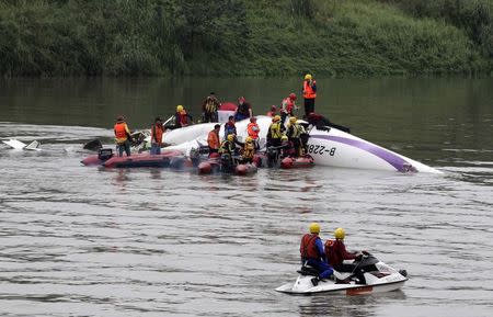 Rescuers carry out a rescue operation after a TransAsia Airways plane crash landed in a river, in New Taipei City, February 4, 2015. REUTERS/Pichi Chuang