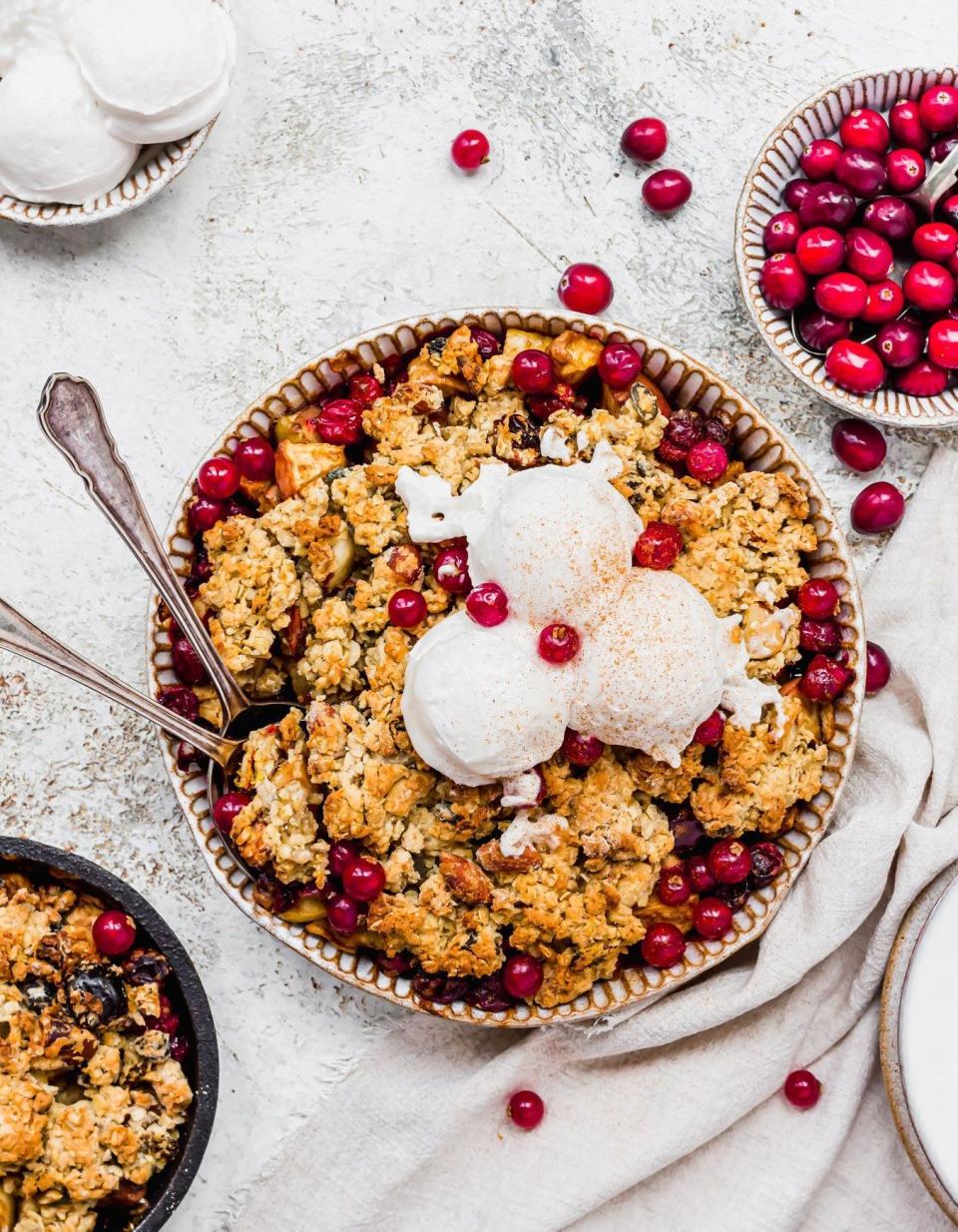 <p>Un crumble oui, mais vegan à base de margarine. Très simple à réaliser, cette version reste toute aussi savoureuse.</p><p>Découvrir la <a href="https://nourishingamy.com/2020/12/28/vegan-apple-and-cranberry-crumble-gf/" rel="nofollow noopener" target="_blank" data-ylk="slk:recette;elm:context_link;itc:0;sec:content-canvas" class="link ">recette</a></p><br>