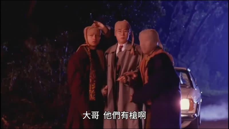 三人在森林亂槍掃射救大嫂吳君如，導演在片中還加入大量槍戰及爆破場面，搞笑又刺激。（圖／翻攝畫面）