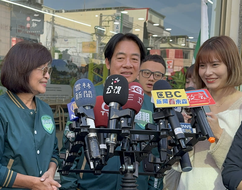 民進黨總統候選人賴清德遭影射有私生子，賴清德 （前中）9日表示，私生活禁得起檢驗，「把孩子帶 來，願意做DNA鑑定」，倘若為真給百萬獎金。（中央社）