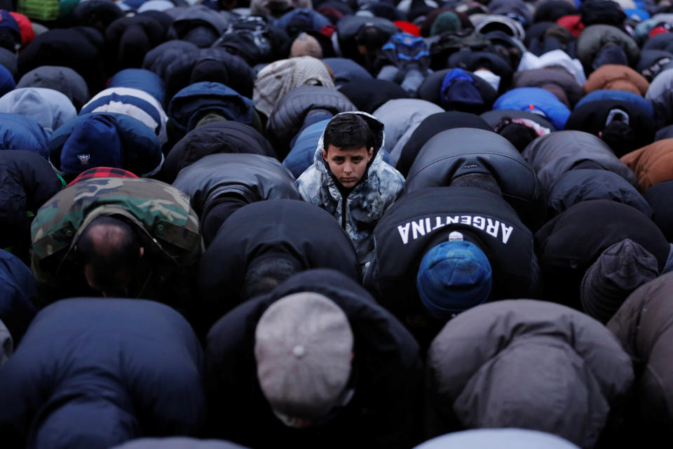 A boy looks up as demonstrators pray while participating in a protest by the Yemeni community against U.S. President Donald Trump's travel ban in the Brooklyn borough of New York, U.S., February 2, 2017.&nbsp;