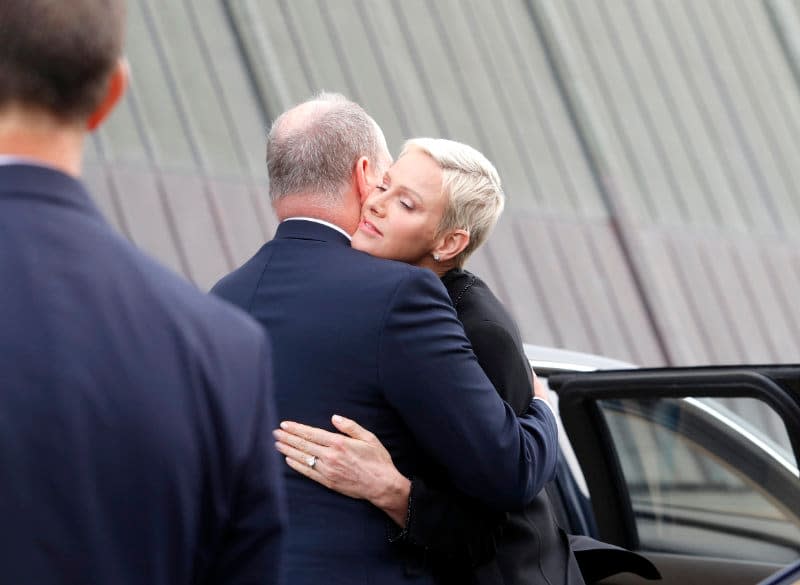 Alberto de Mónaco abraza a Charlene