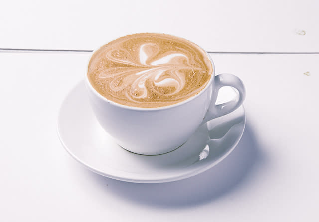 卡布其諾140元／堅持100%選用阿拉比卡咖啡，以穩定的溫度打出天鵝絨般的奶泡， 成就完美咖啡，讓歡樂在味蕾跳動。