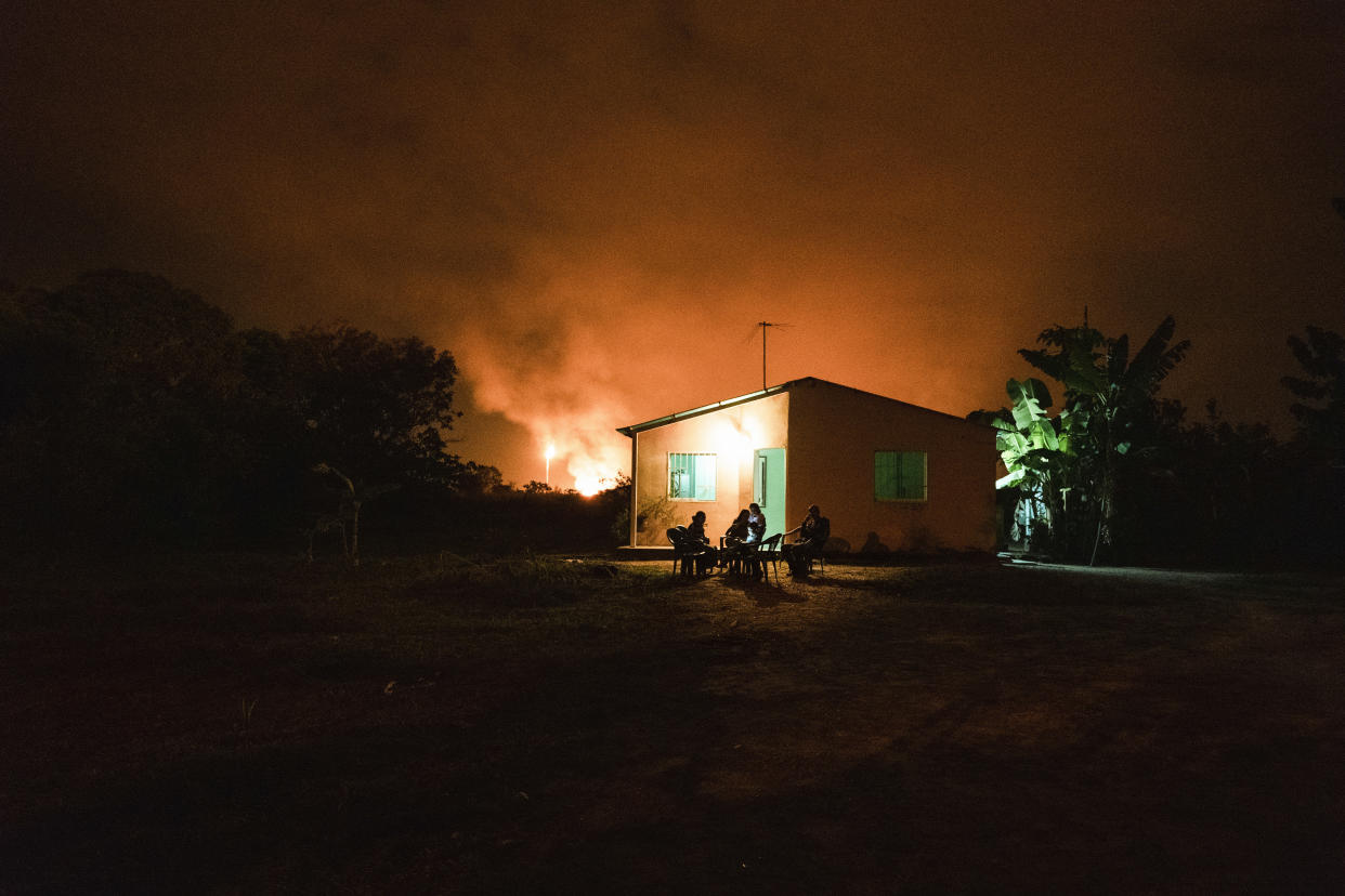 José Aguilera Jr. en la finca de su padre en el oriente de Venezuela. La finca está muriendo lentamente debido al quemado en antorcha de los pozos petroleros cercanos que cubren de petróleo a sus plantas de banana y café. (Adriana Loureiro Fernandez/The New York Times).
