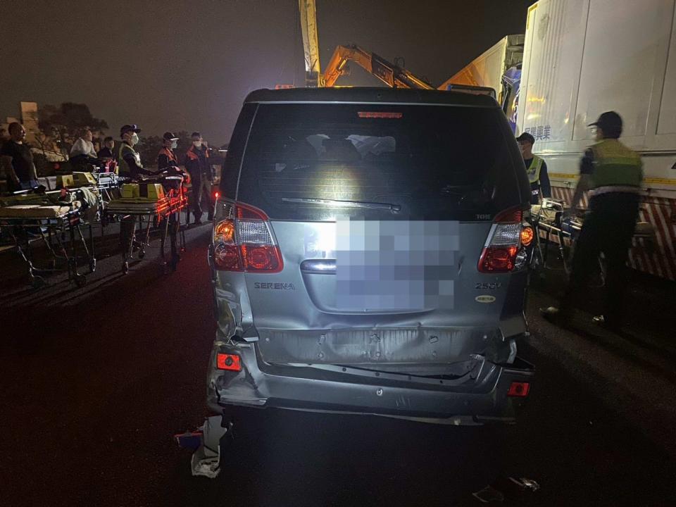 ▲國道1號埔鹽戰備道北上凌晨發生一起重大車禍，10車連環追撞，造成7人輕重傷，大型鋼梁等物品散落物占用車道，全線一度封閉漏夜排除。（國道三隊提供）