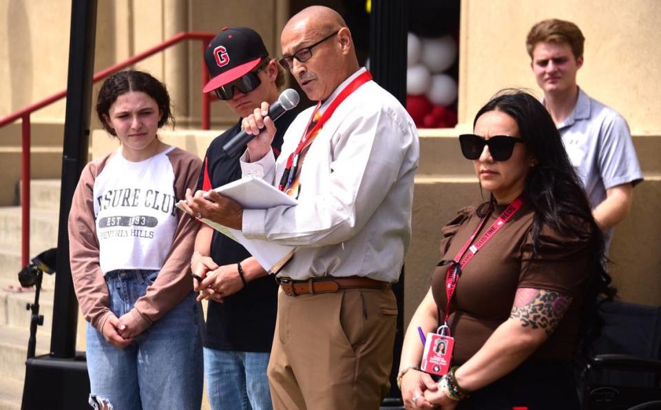 El director de la Escuela Secundaria Gusting, Adam Cano, habla durante una ceremonia especial de graduación en honor al estudiante de último año Brian Ortiz Núñez, quien está luchando contra un cáncer terminal, el viernes 12 de abril de 2024 en Gustine, California.