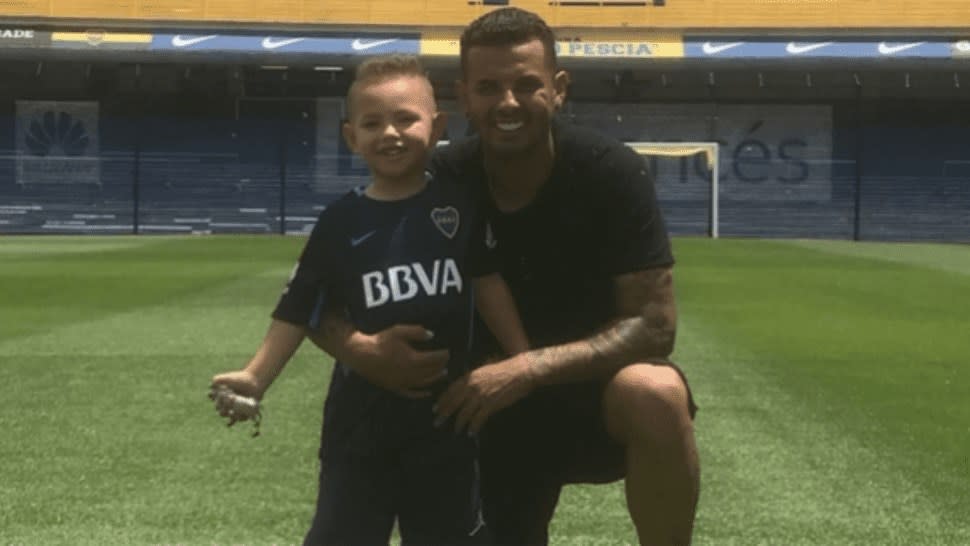 El hijo de Edwin Cardona se volvió viral por su cántico contra River. Foto: Twitter/TyCSports