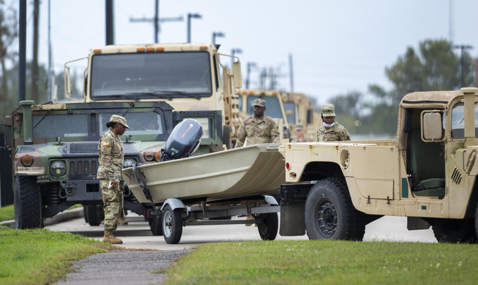 Decenas de embarcaciones remolcadas por vehículos militares yacen listas para navegar el miércoles 28 de octubre de 2020 como parte de los preparativos de Nueva Orleans para la llegada del huracán Zeta. (Chris Granger/The Times-Picayune/The New Orleans Advocate vía AP)