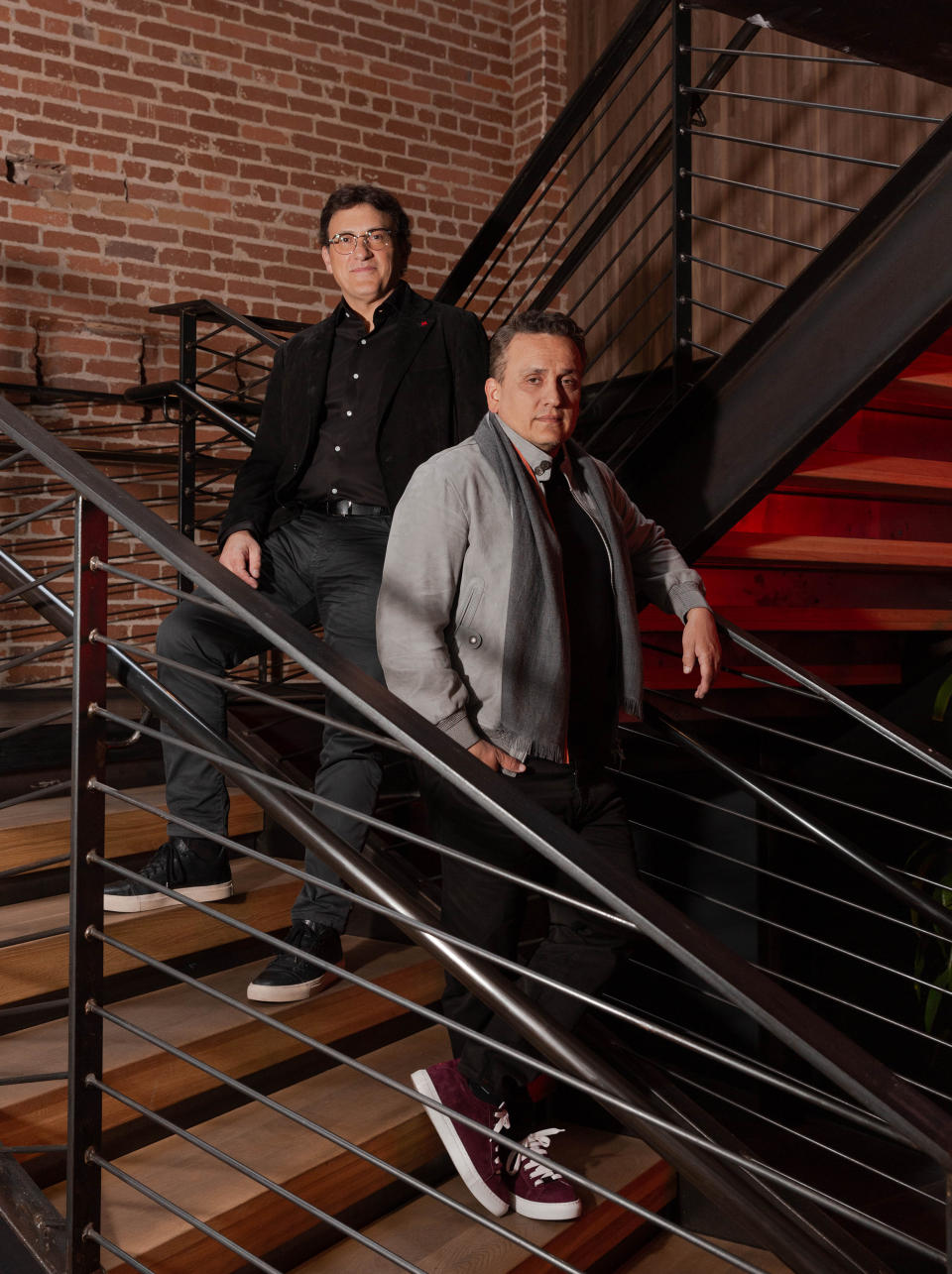 Anthony Russo, izquierda, y su hermano, Joe, directores de "El hombre gris" de Netflix, en Los Ángeles, el 14 de julio de 2022. (Jessica Pons/The New York Times)
