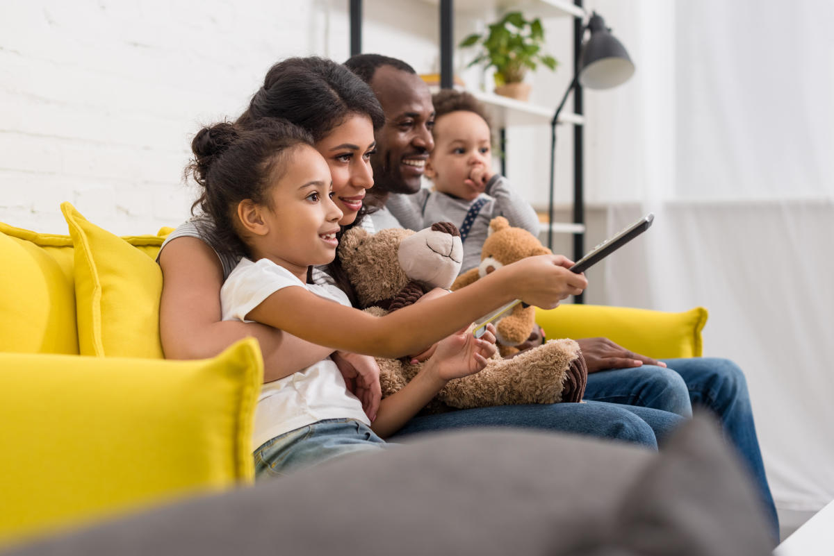 Семья смотрит телевизор. Семья смотрит новости. Family on the Couch. Family watching TV.