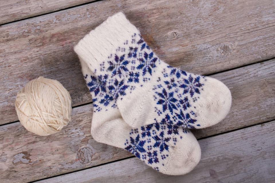 Besser nicht in den Trockner sollten Wollprodukte, egal ob Socken, Pullis oder Schals. Sie könnten verfilzen und auf Puppengröße schrumpfen. Besonders Lammwolle ist sehr empfindlich ... (Bild: iStock / margostock)