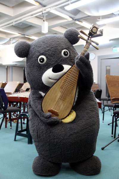 熊讚表示會繼續努力，努力奏出動人的樂曲，也不忘自嘲拿起琵琶是「熊抱琵琶半遮面」。（取自台北市立國樂團臉書）