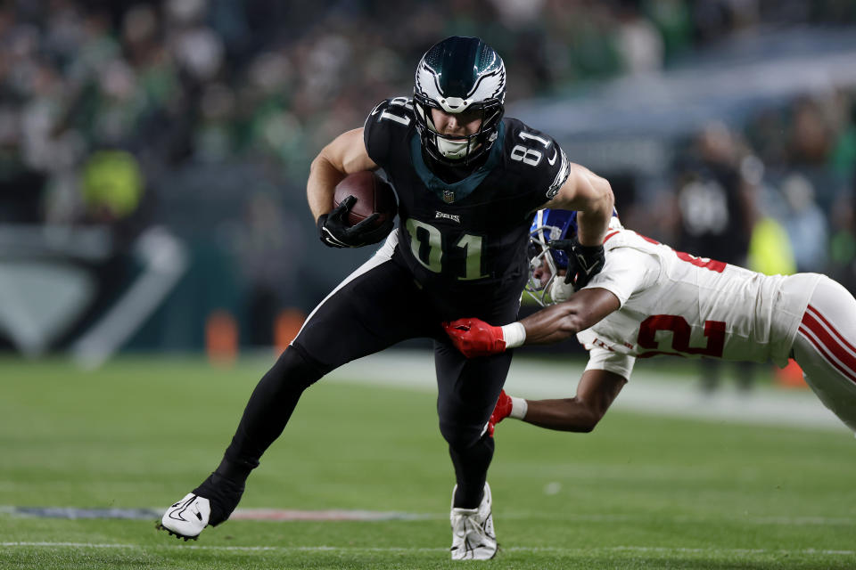 PHILADELPHIA, PENNSYLVANIA – DECEMBER 25: Grant Calcaterra #81 of the <a class="link " href="https://sports.yahoo.com/nfl/teams/philadelphia/" data-i13n="sec:content-canvas;subsec:anchor_text;elm:context_link" data-ylk="slk:Philadelphia Eagles;sec:content-canvas;subsec:anchor_text;elm:context_link;itc:0">Philadelphia Eagles</a> avoids a tackle against Adoree’ Jackson #22 of the <a class="link " href="https://sports.yahoo.com/nfl/teams/ny-giants/" data-i13n="sec:content-canvas;subsec:anchor_text;elm:context_link" data-ylk="slk:New York Giants;sec:content-canvas;subsec:anchor_text;elm:context_link;itc:0">New York Giants</a> during the first quarter at Lincoln Financial Field on December 25, 2023 in Philadelphia, Pennsylvania. (Photo by Adam Hunger/Getty Images)