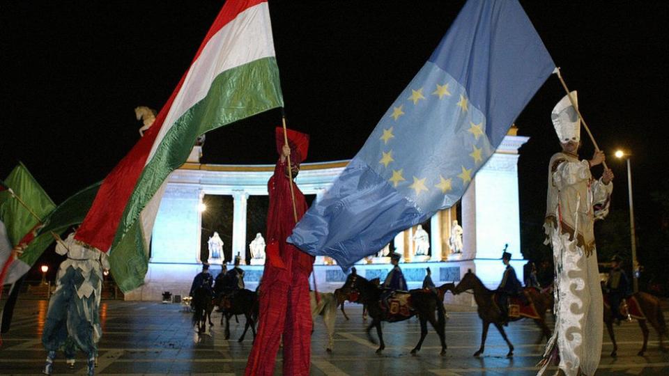 Banderas de Hungría y de la UE en Budapest.