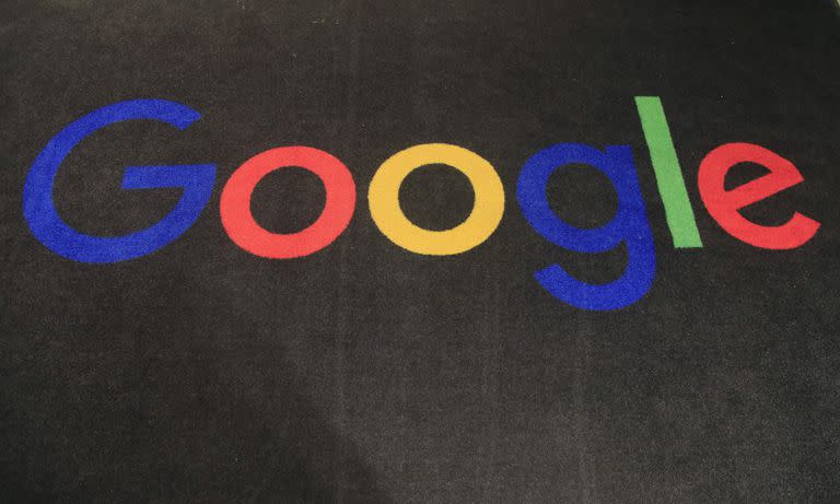 El logo de Google en una alfombra en las oficinas de la compañía en París; en seguridad, estamos cerca de tocar el piso, y los usuarios ahora deben emplear técnicas que 15 años atrás solo necesitaban los altos ejecutivos de las corporaciones multinacionales