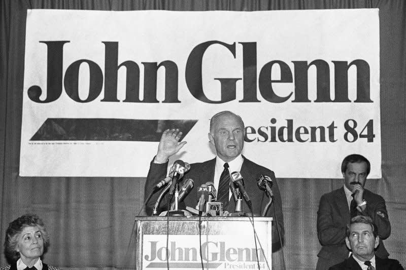 1984年，有意問鼎白宮的葛倫（中）爭取黨內提名（AP）