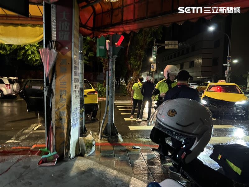 台北中正福州街口凌晨兩部計程車擦撞，卻波及一名正在過馬路撿回收的婦人。(圖/翻攝畫面)