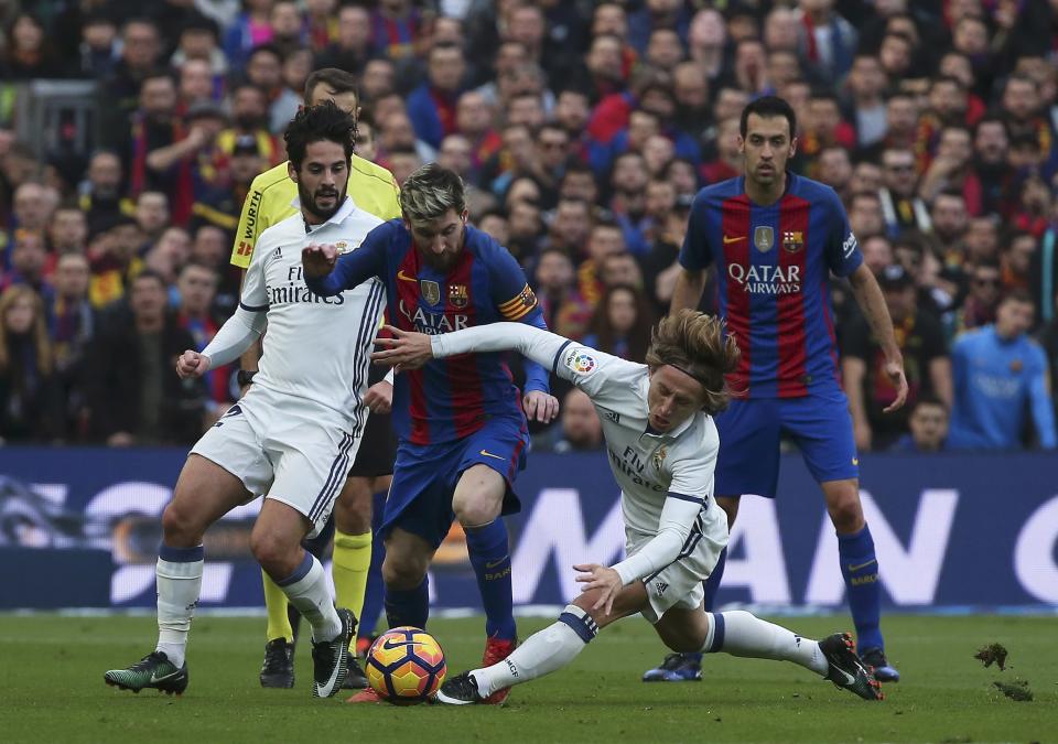 Football Soccer - Barcelona v Real Madrid - Spanish La Liga Santander- Nou Camp Stadium, Barcelona, Spain - 3/12/16. Real Madrid's Daniel Carvajal and Luka Modric and Barcelona's Lionel Messi in action during the "Clasico". REUTERS/Sergio Perez