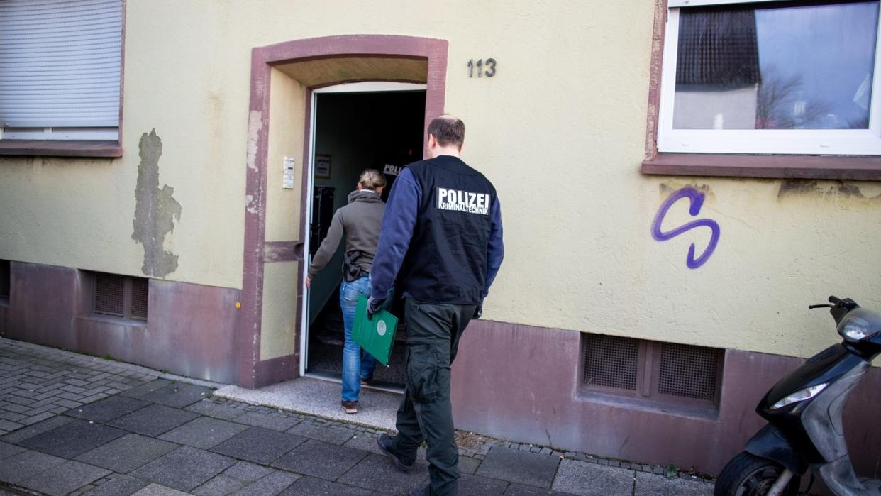 Beamte der Spurensicherung vor dem Mehrfamilienhaus in Recklinghausen, in dem der verkisste 15-Jährige entdeckt worden war.