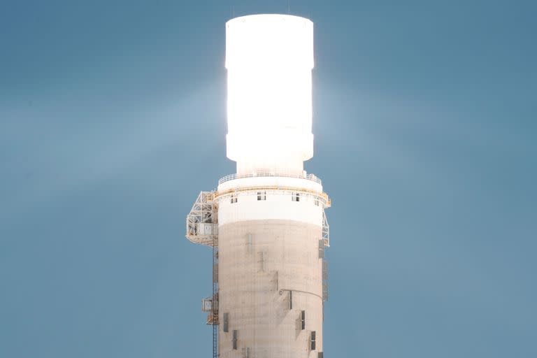 La torre solar, de más de 530 metros de altura, es visible desde el espacio, en Ashalim, Israel, el 4 de julio de 2022.