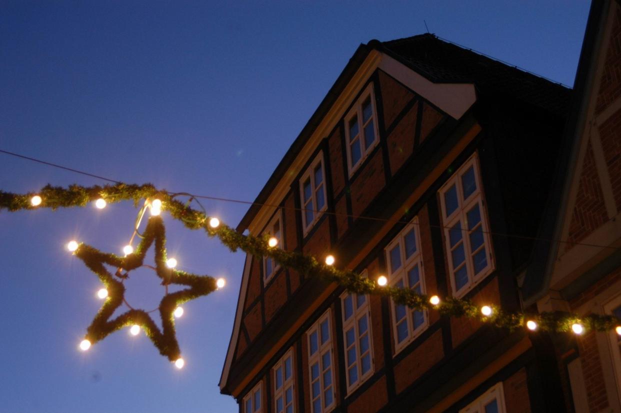 Lichterketten gehören zu den großen Stromfressern an den Feiertagen. (Symbolbild: Getty Images)