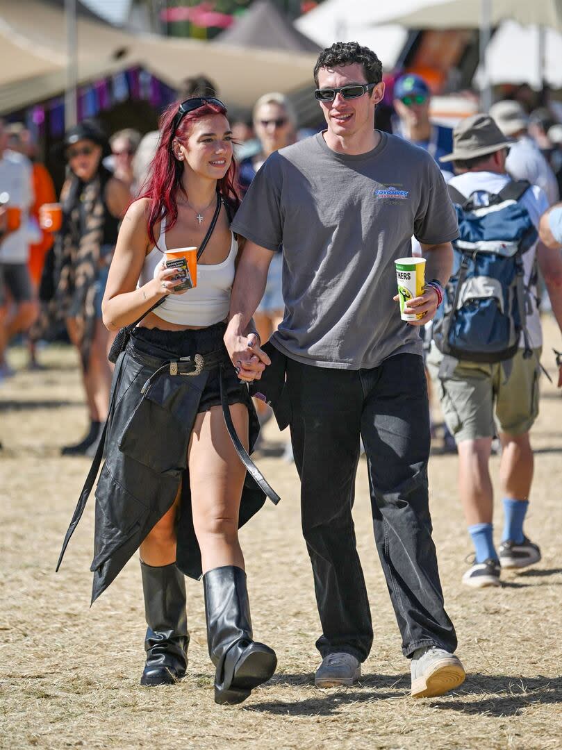 El festival de música de Glastonbury, en Inglaterra, es uno de los preferidos de los famosos y Dua Lipa no quiso perdérselo. Hasta allí fue con su novio, el actor Callum Turner, con quien disfrutó de una tarde de mucha música