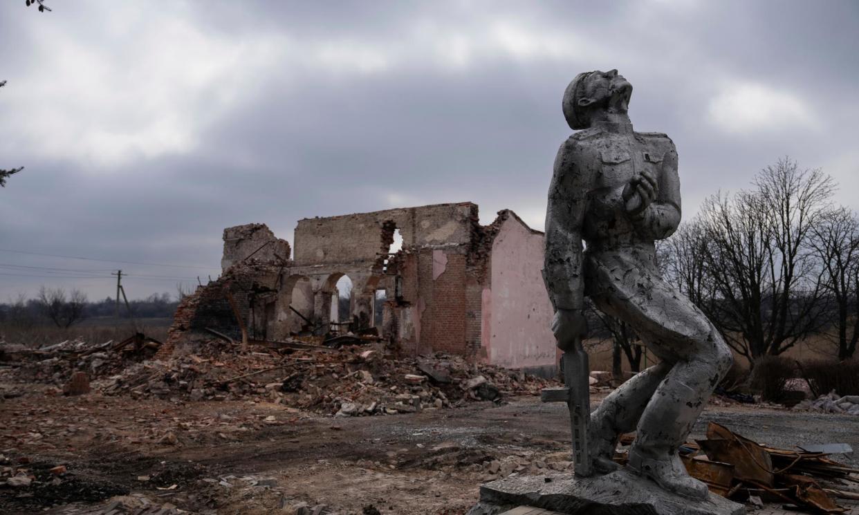 <span>A Soviet monument to the service personnel of the second world war stands in front of the ruins of a house near Avdiivka, a city the bombs played ‘a key role’ in destroying.</span><span>Photograph: Alex Babenko/AP</span>