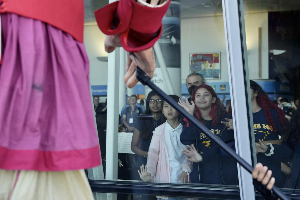 La Pequeña Amal y sus titiriteros recorren la Terminal 4 del Aeropuerto Internacional Kennedy, el miércoles 14 de septiembre de 2022. (Todd Heisler/The New York Times)
