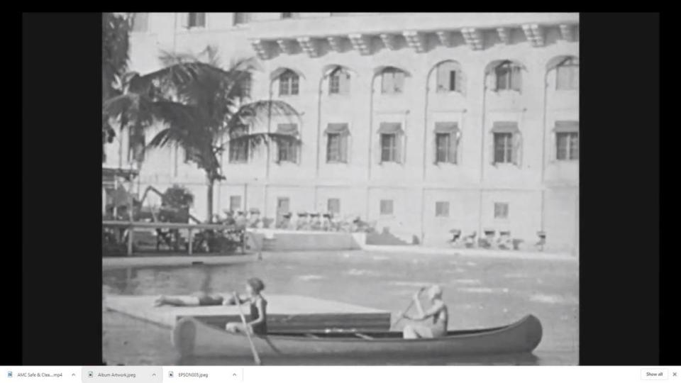 Una canoa en la piscina del hotel Biltmore de Coral Gables en 1926. La imagen es una captura de pantalla de un video filmado por Louis Normandin y donado a Rick Helin de The California Pioneers of Santa Clara County. Helin conserva imágenes en movimiento y convierte películas de 8 mm y 16 mm al formato digital para publicarlas en YouTube.