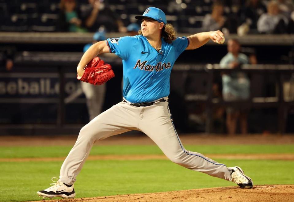 El abridor de los Marlins Ryan Weathers lanza en el partido de pretemporada ante los Mets de Nueva York, celebrado el 29 de febrero de 2024 en Jupiter, Florida. Kim Klement Neitzel/USA TODAY Sports