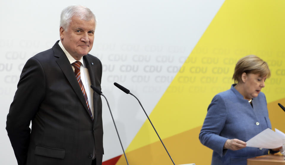 Bei Horst Seehofer und der CSU sitzt der Schock ob der Wahlniederlage immer noch tief – Antworten hat man jedoch keine. Bild: AP Photo/Michael Sohn