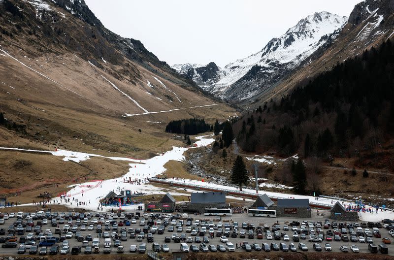 Los centros turísticos intentan hacer frente a la falta de nieve en invierno en los Pirineos