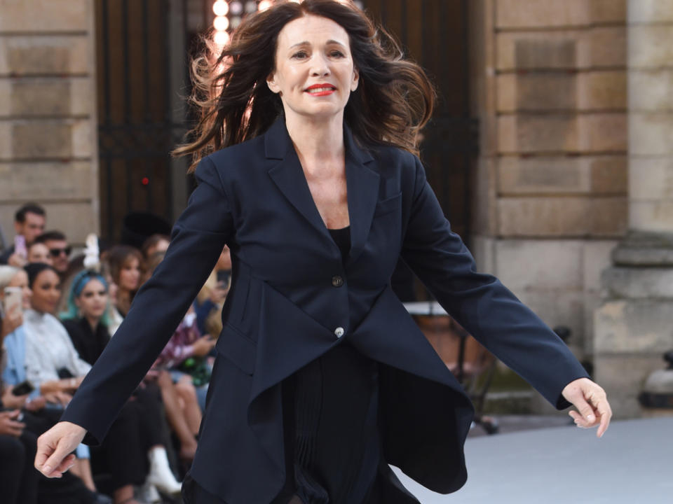 Paris Fashion Week: Iris Berben auf dem Laufsteg (Bild: imago images/Starface)