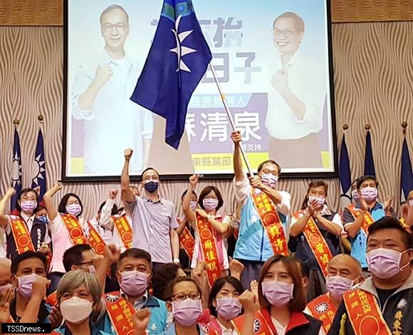 圖：國民黨主席朱立倫（左三）授旗屏東縣長提名參選人蘇清泉（右三）。