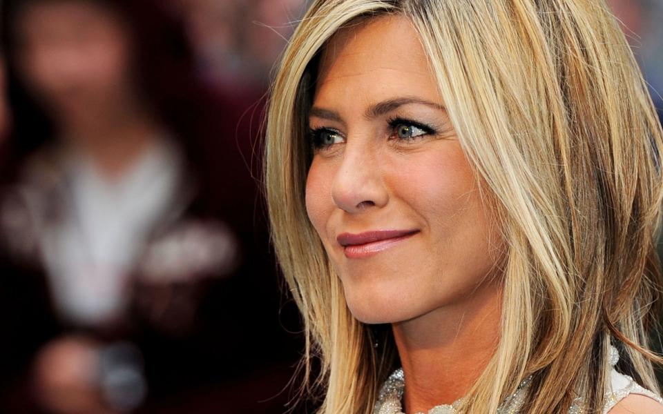 "Friends"-Star Jennifer Aniston hat Diäten abgeschworen: "Ich habe damit aufgehört, als ich merkte, dass man einfach nur regelmäßig, ordentlich und mit Maß essen muss", erklärte sie gegenüber "Glamour". Auch ausgefeilte Ernährungskonzepte, auf die viele Promis setzen, lehnt Aniston ab: "Diese ganzen Ernährungsmoden sind zu viel". (Bild: Gareth Cattermole/Getty Images)