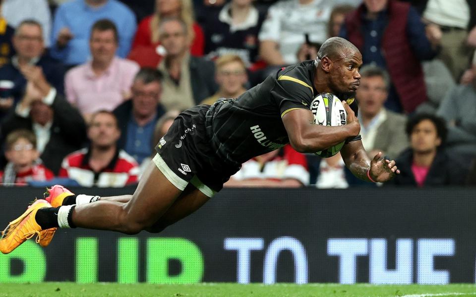 Sharks' Makazole Mapimpi dives in to score their third try