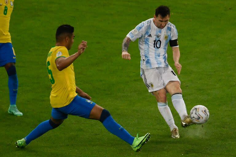 Lionel Messi frente a Casemiro durante la final de Copa América 2021 entre Argentina y Brasil