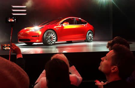 Imagen de archivo de un auto sedán de Tesla Model 3 durante su lanzamiento en Hawthorne, California, EEUU. Marzo 31, 2016. REUTERS/Joe White