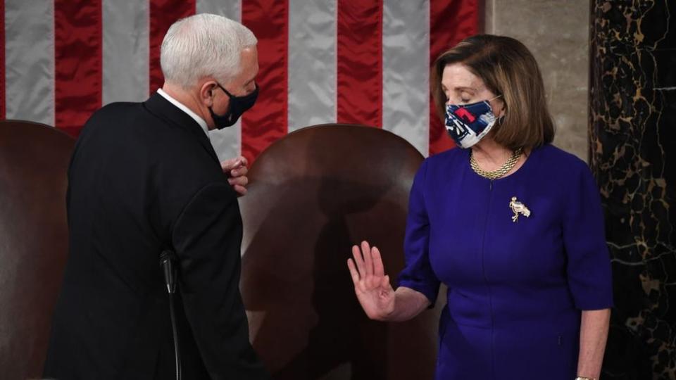 Mike Pence con la presidenta de la Cámara de Representates, Nancy Pelosi